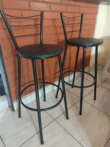 Par de Banquetas Altas Pretas p/ Balcão/Cozinha Americana