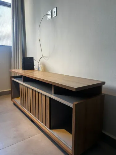 Rack para TV 1,60m com Porta de Correr Ripada