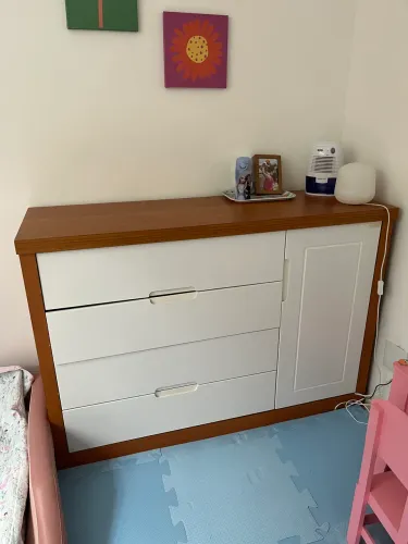 Cômoda Matic MDF 4 gavetas e 1 porta cor branco e freijó 