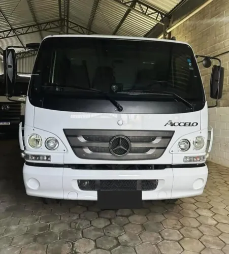 ACCELO 815 GUINCHO PLATAFORMA ANO 2016