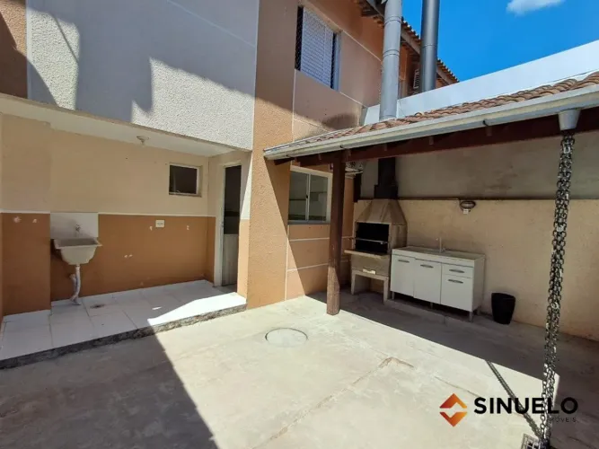 Casa em condomínio com 03 dormitórios