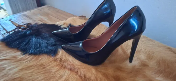 Sapatos de salto semi novos,preço de desapego.