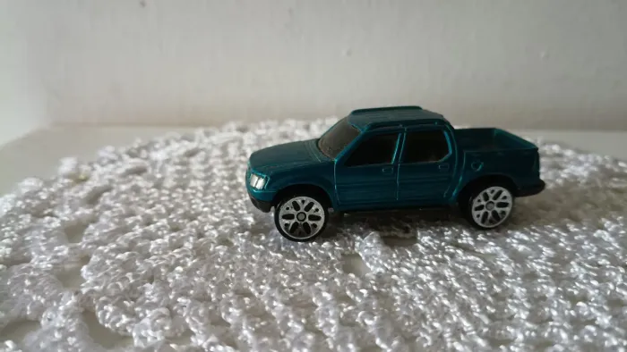 Miniatura Pickup Ford Sport Trac 1:64