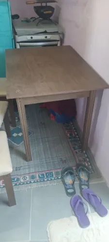 Mesa com três cadeiras