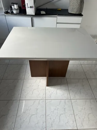 Mesa de cozinha sem cadeiras