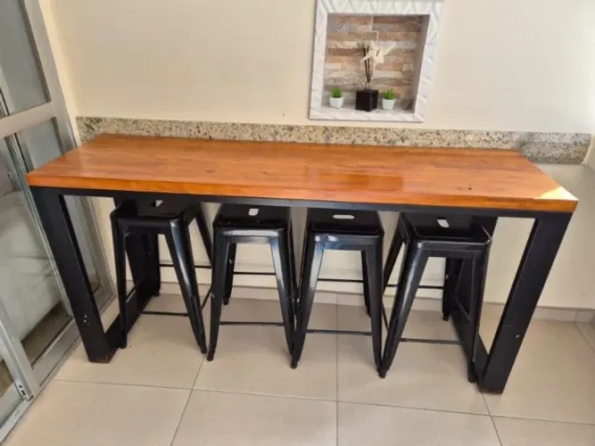 Aparador viga de madeira maciça com banquetas