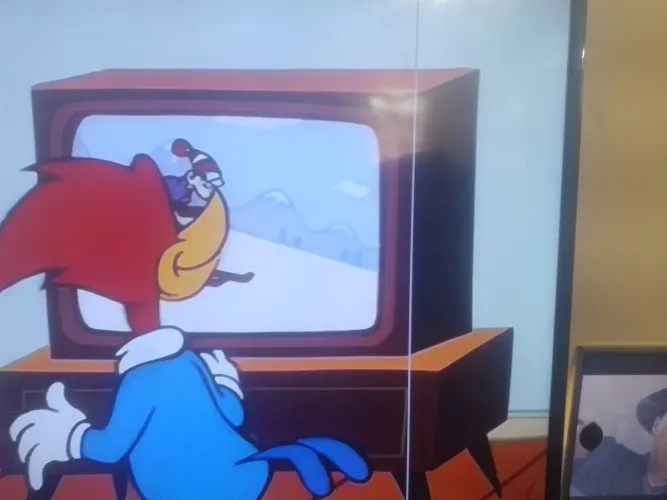 Smart tv 43 polegada com uma linha na tela e um leve arranhado, funcionando tudo