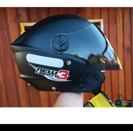 Capacete aberto com viseira escura 