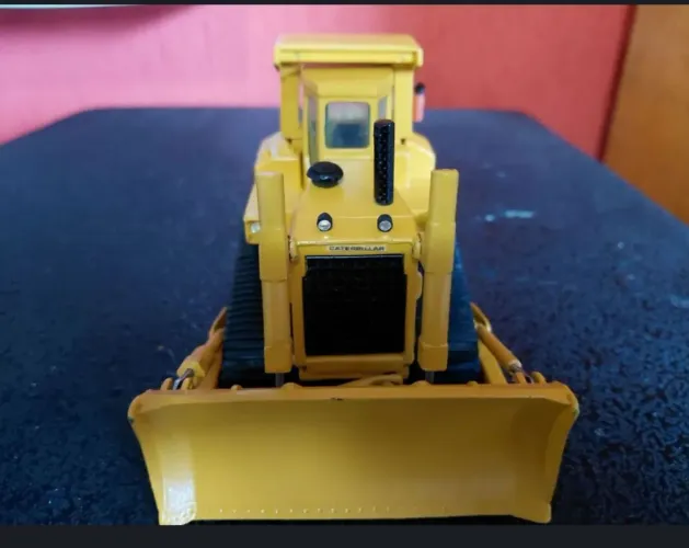 Miniatura de trator caterpillar