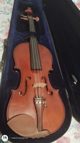 Estou vendendo um violino, precisa trocar as cordas e vareta 
