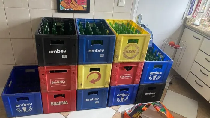 304 cascos vazios com engradados de cerveja Heineken 600ml