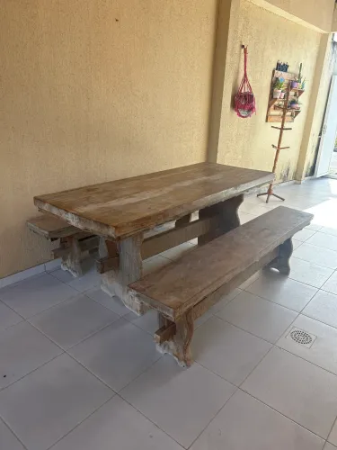 Mesa e banco de madeira