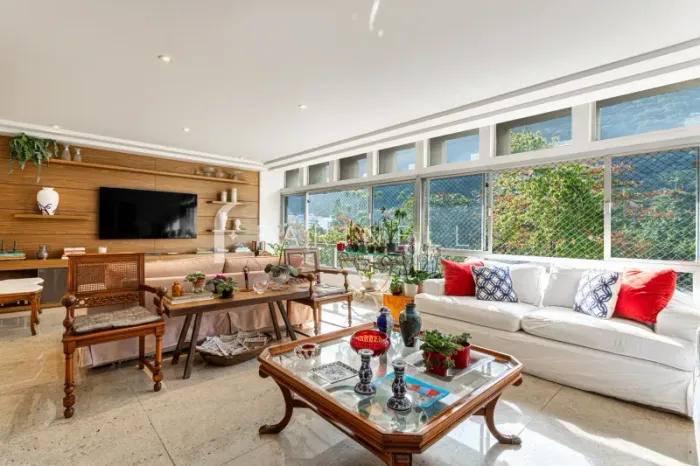 Apartamento reformado com muita luz natural e vista para o Cristo.