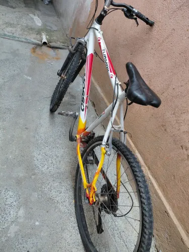 Vendo 2 bicicleta aro 24 e aro 26 obs bike com reparos para fazer 