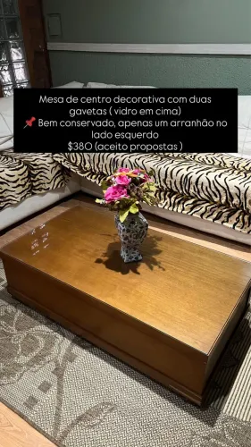 Mesa de centro decorativa com duas gavetas (vidro em cima)