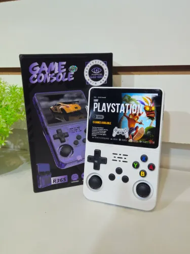 Console portátil R36S com 64GB de armazenamento.