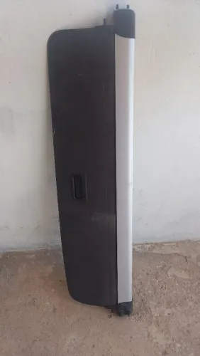 bagagito retrátil (cortina/cobertura do porta-malas) na cor preta ou grafite escura.