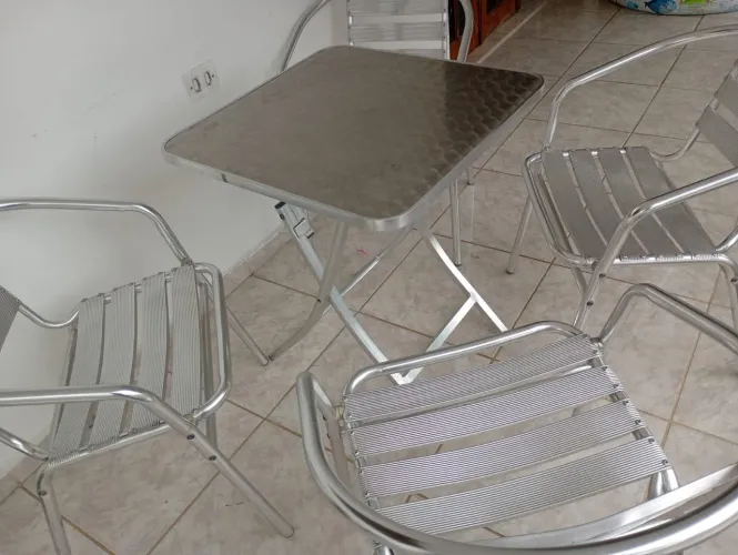 conjunto de cadeira e mesa de alumínio