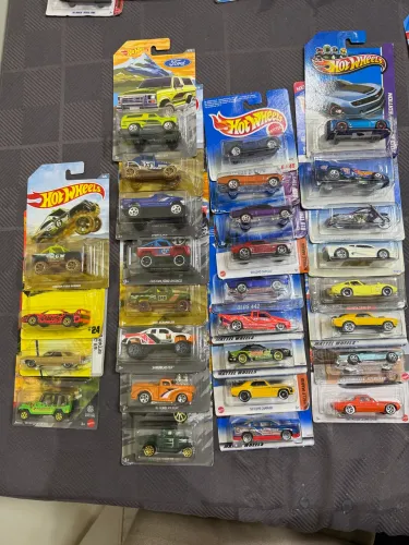 Lote 77 miniaturas Hot Wheels