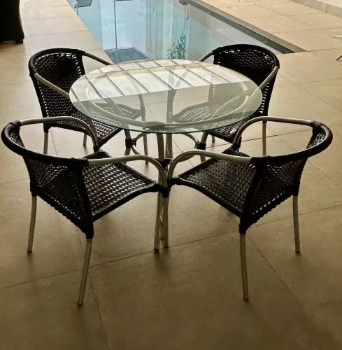 conjunto de mesa com 4 cadeiras em alumínio e fibra sintética (estilo Salinas ou Floripa)