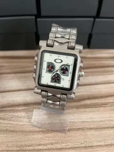 Relógio Oakley Minute Machine Prata/Branco Masculino Bracelete Aço 