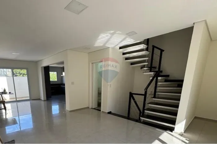 Sobrado à venda 245m² em Condomínio Fechado no Parque Renato Maia - 03 Dormitórios | 04 va