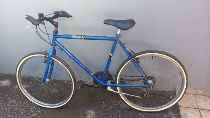 vende-se uma bicicleta aro 26,com dois pneus  novos.