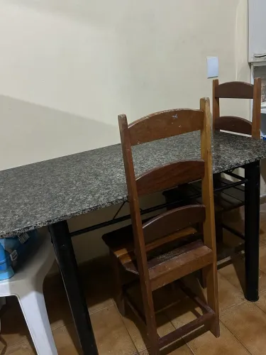 Mesa de mármore com suporte em ferro, acompanha 2 cadeiras de madeira