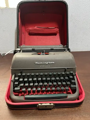 Maquina De Escrever com estojo original Remington Quiet-riter
