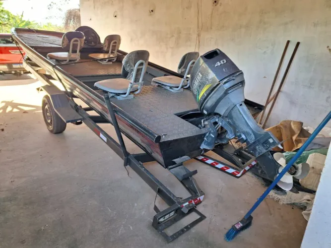 LANCHA COM MOTOR 40HP