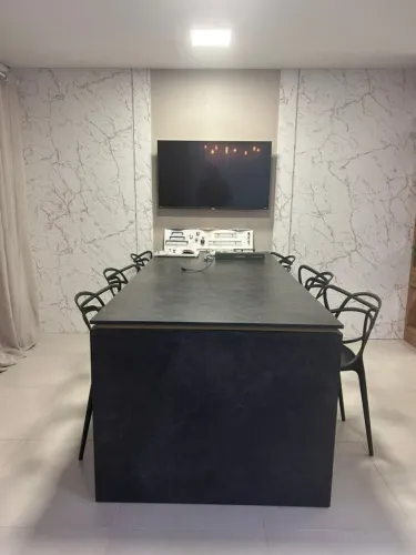 sala de reunião + mesa com gaveteiro