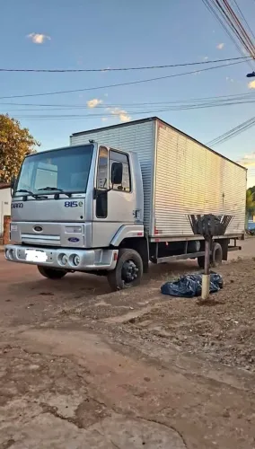 VENDE-SE CAMINHÃO BAÚ