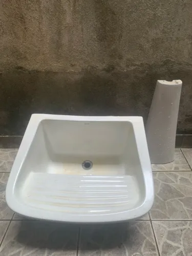 Tanque de lavar roupa com coluna