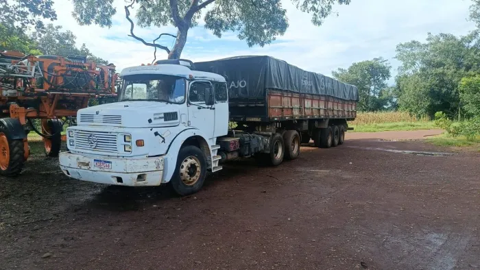 Caminhão e conjunto