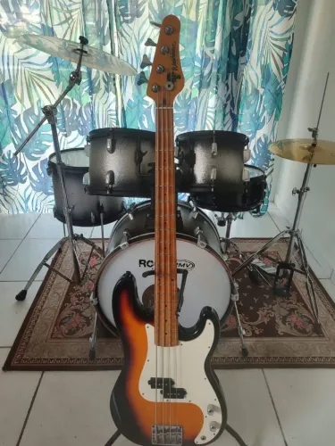 Baixo Precision Washburn