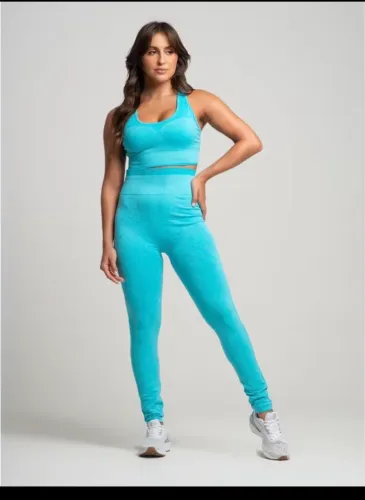 Conjunto fitness sem costura ,top com bojo e calça empina bumbum