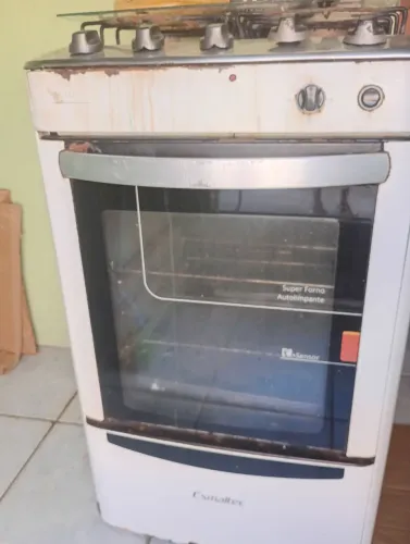 Vendo um fogão quatro bocas pegando tudo Esmaltec preço 170 falar com Josafá *