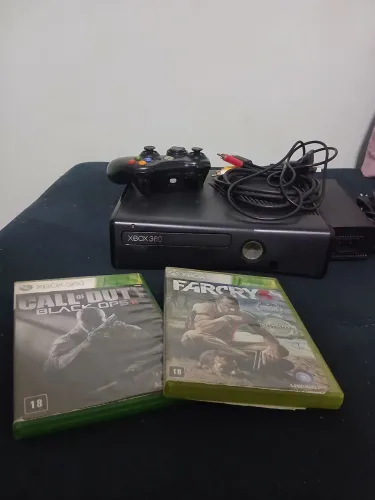Xbox 360 Slim, 2 Jogos, + 1 Controles com detalhes de uso