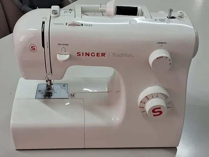 Máquina de costura Singer Tradition 2250 - Quase sem uso