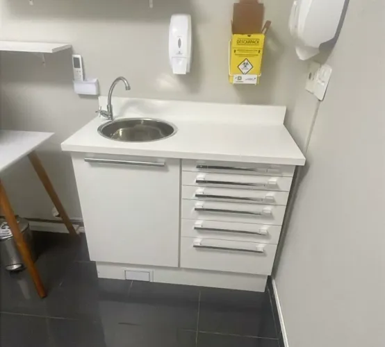 Bancada com suporte de pé para ligar a água.