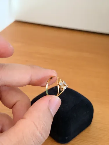 Anel em ouro 18k, cravejado com pedras brilhantes