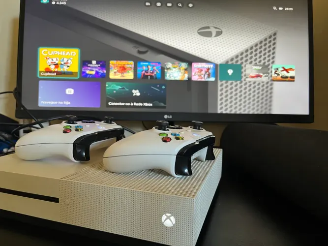 Xbox ONE S 512gb + 2x manetes