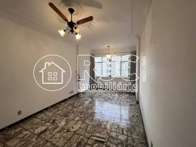 Oportunidade em rua bucólica na Tijuca, 3 quartos, vaga, junto ao metrô e shopping Tijuca.