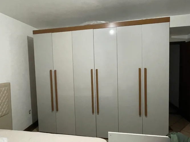 Vendo guarda roupas 6 portas