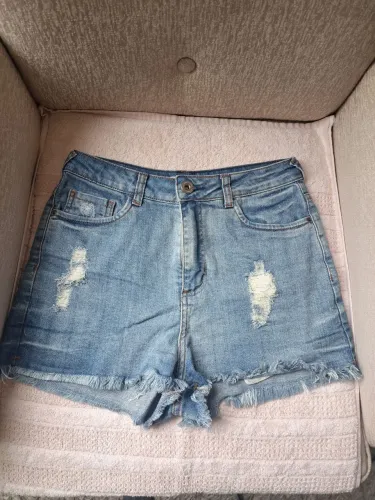 Short feminino jeans Bluesteel - tamanho 38 - cintura alta e detalhes rasgados