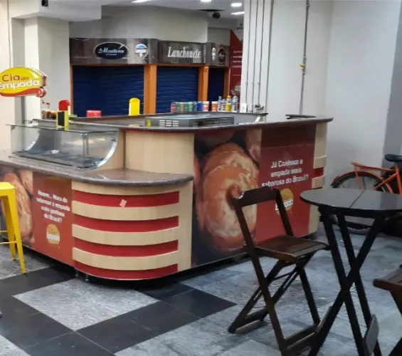 Vendo quiosque com freezer e geladeira de balcão e estufa na frente e na lateral