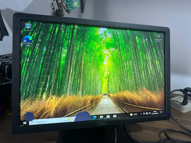 Monitor dell 19 polegadas detalhe na parte de. Baixo da tela  sem detalhe 350,00 loja