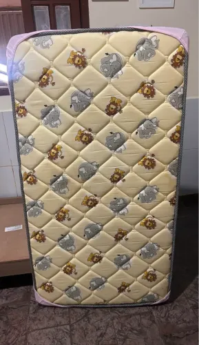 Vende de mini cama, acompanha colchão , usada pouquíssimas vezes!
