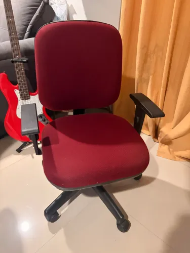 Cadeira de escritório pouco usada