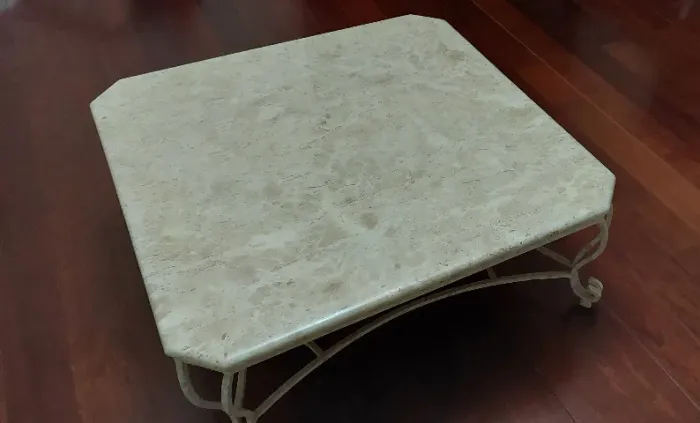 Mesa de centro em mármore travertino (96 x 96 cm).